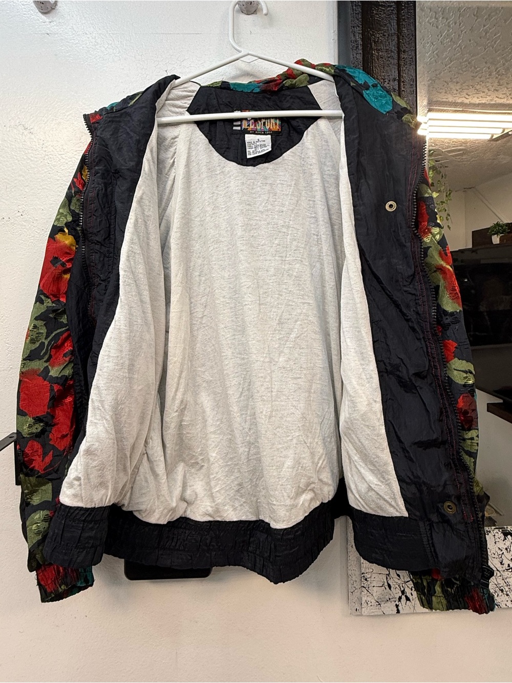 Black Red Floral Vintage Windbreaker Jacket - Picture 4 of 6